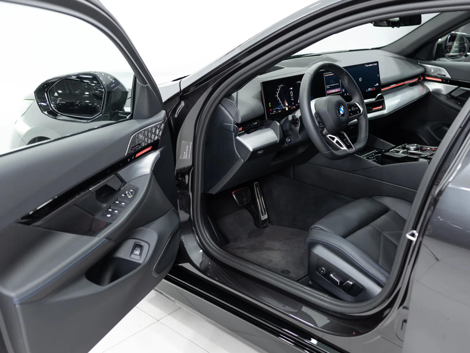 BMW 5 серии 520d xDrive Touring VIII (G60/G61/G68), 2024 — экстерьер, фото 7