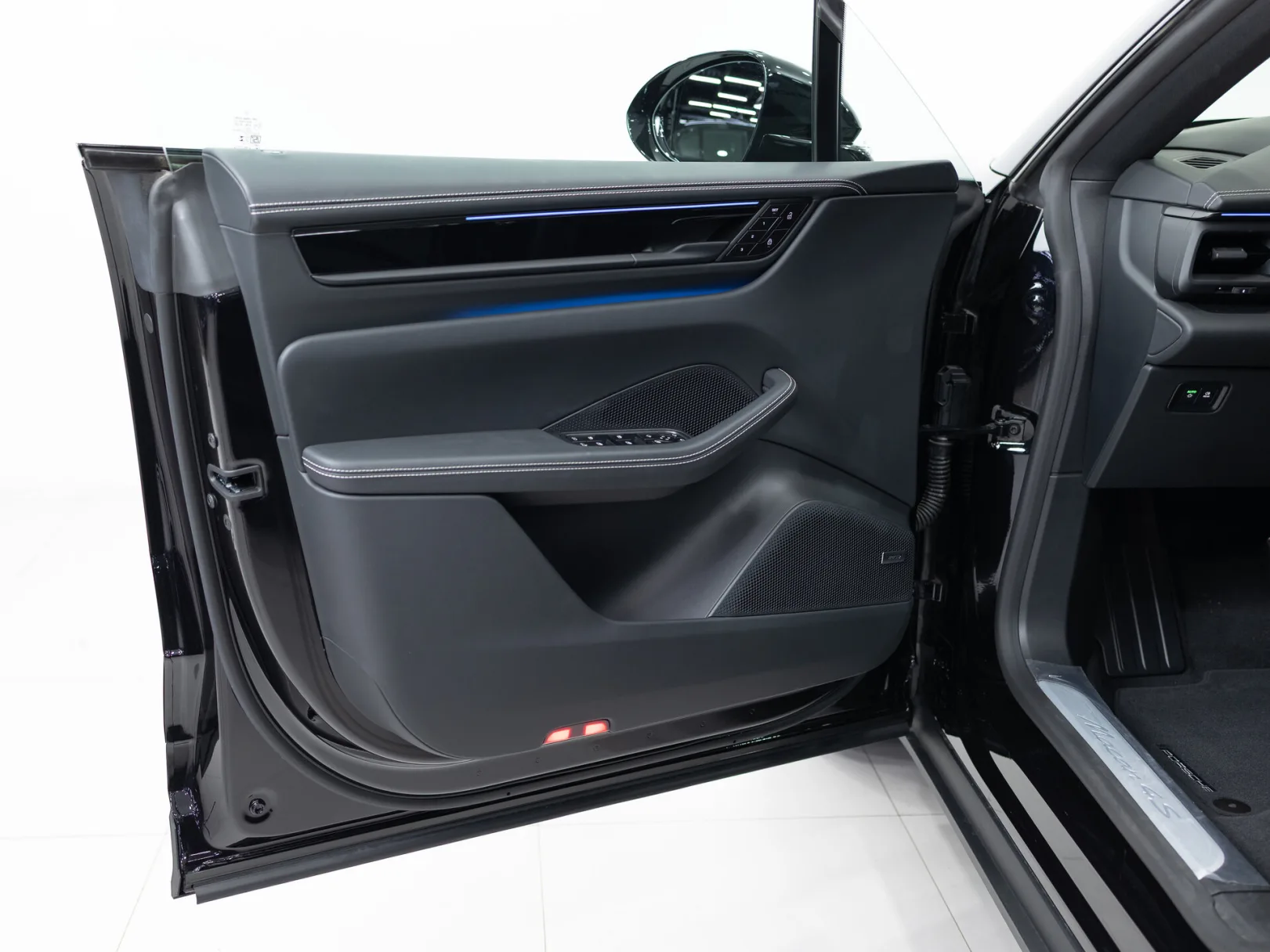 Porsche Macan 4S Electric II, 2025 — экстерьер, фото 9