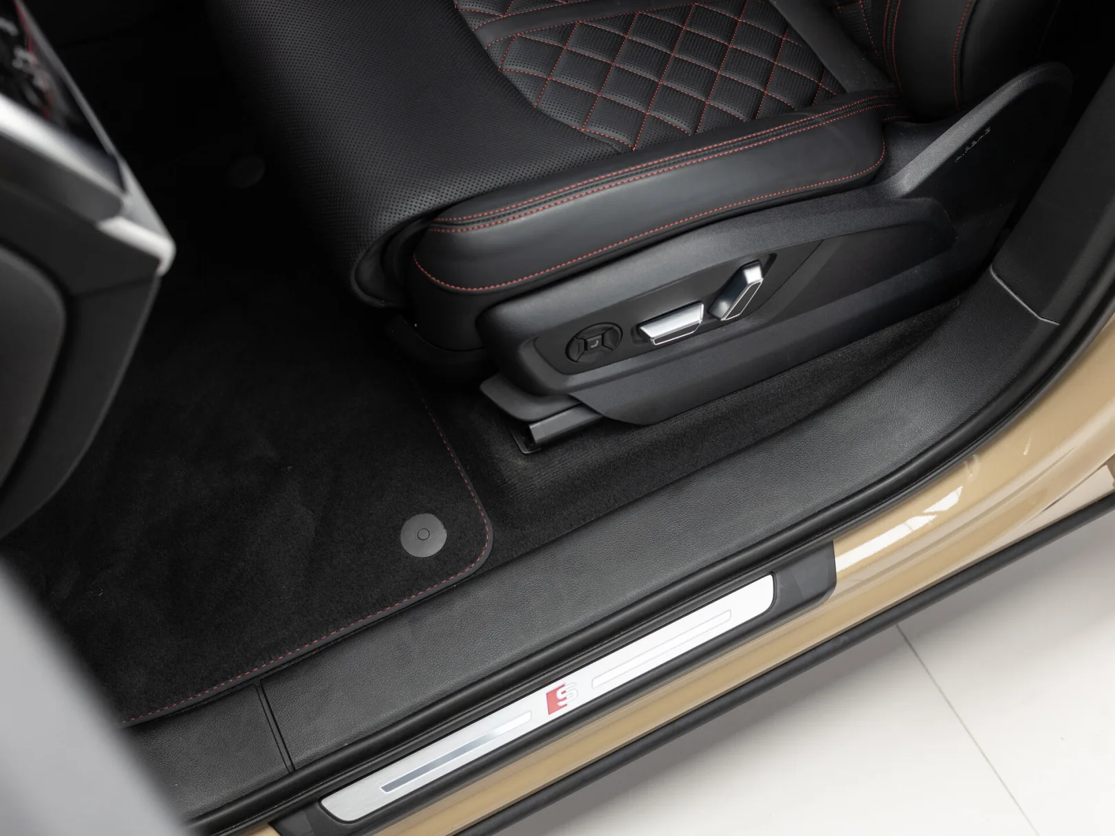 Audi Q7 55 TFSI quattro tiptronic II (4M) Рестайлинг 2, 2024 — экстерьер, фото 14