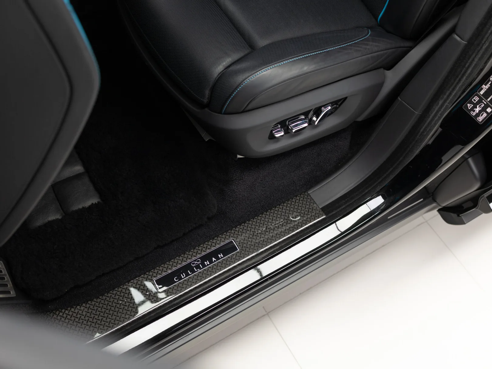 Rolls-Royce Cullinan Individual I (Series I), 2024 — экстерьер, фото 12