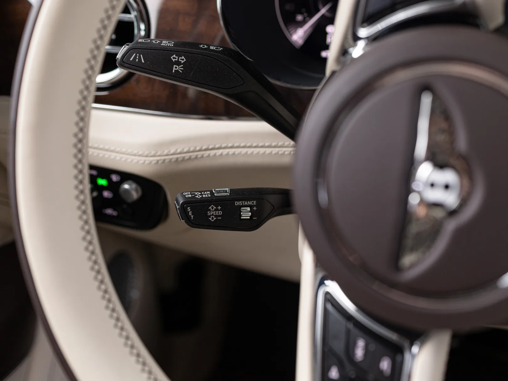 Bentley Bentayga Individual I Рестайлинг, 2022 — экстерьер, фото 16