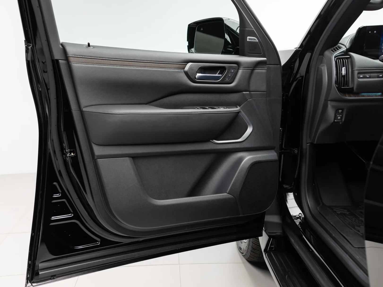 Nissan Armada Platinum Reserve III, 2025 — экстерьер, фото 8