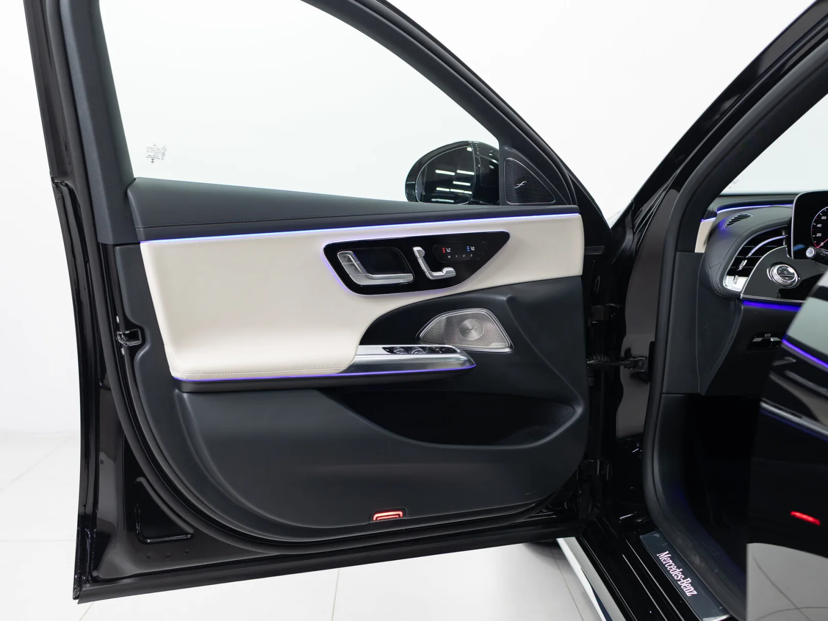 Mercedes-Benz E-Класс E 300 4MATIC AMG Line VI (W214, S214), 2025 — экстерьер, фото 8
