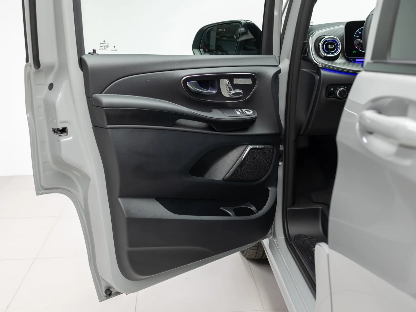 Mercedes-Benz V-Класс Exclusive AMG Line III (W447) Рестайлинг 2, 2026 — экстерьер, фото 9