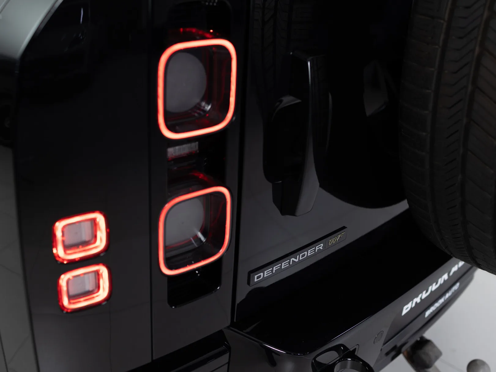 Land Rover Defender Bond Edition II, 2021 — экстерьер, фото 33