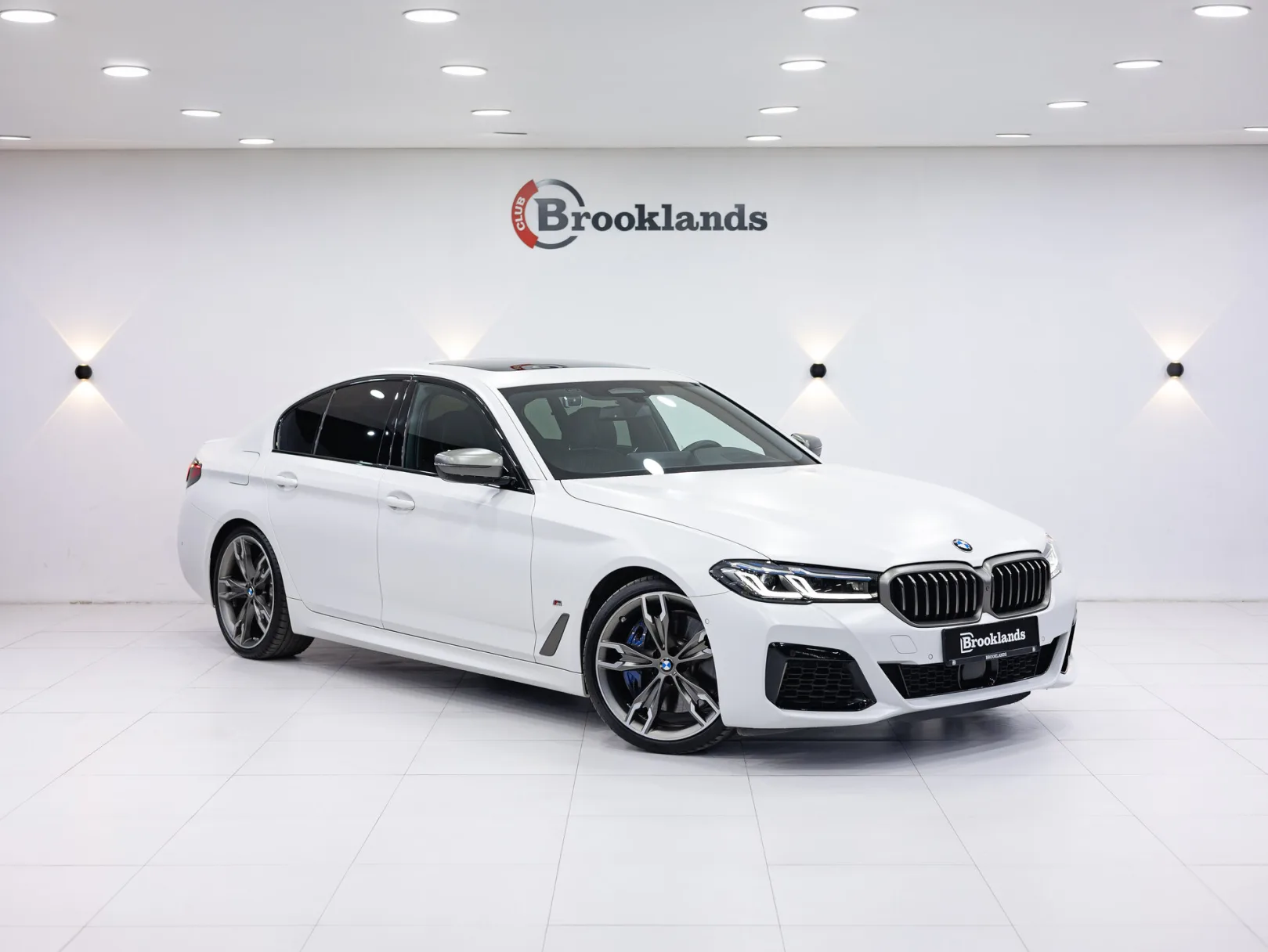 BMW 5 серии M550i xDrive M Special Edition 21 VII (G30/G31/G38) Рестайлинг, 2022 — экстерьер, фото 3