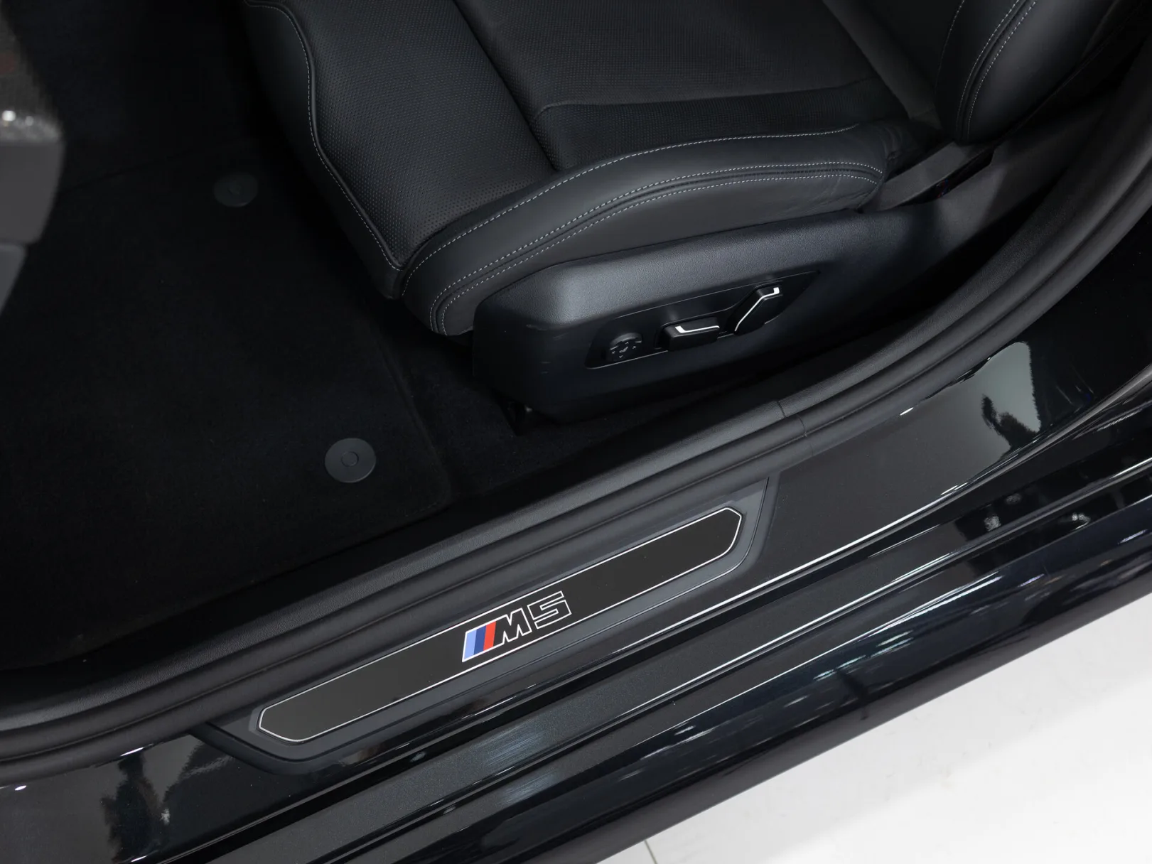 BMW M5 Touring VII (G90), 2025 — экстерьер, фото 12