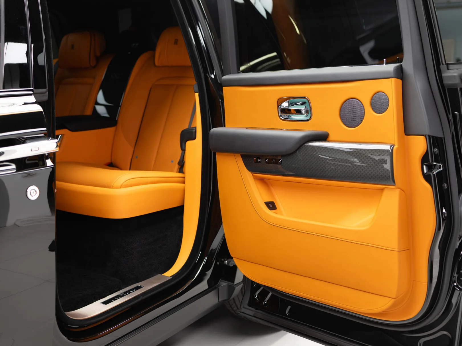Rolls-Royce Cullinan Individual I (Series I), 2022 — экстерьер, фото 22