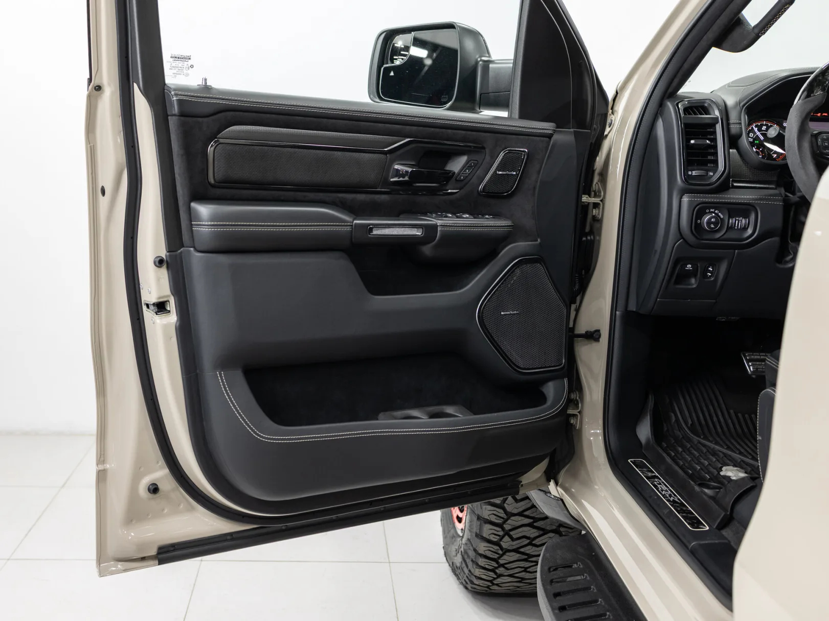 Ram 1500 TRX V, 2022 — экстерьер, фото 8