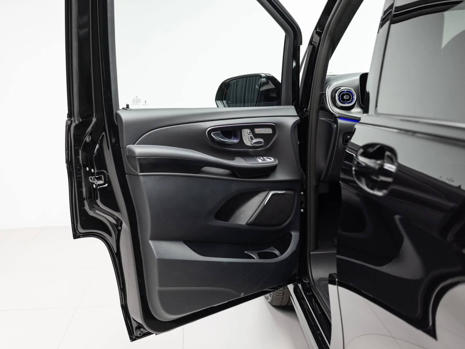 Mercedes-Benz V-Класс Exclusive AMG Line III (W447) Рестайлинг 2, 2026 — экстерьер, фото 9