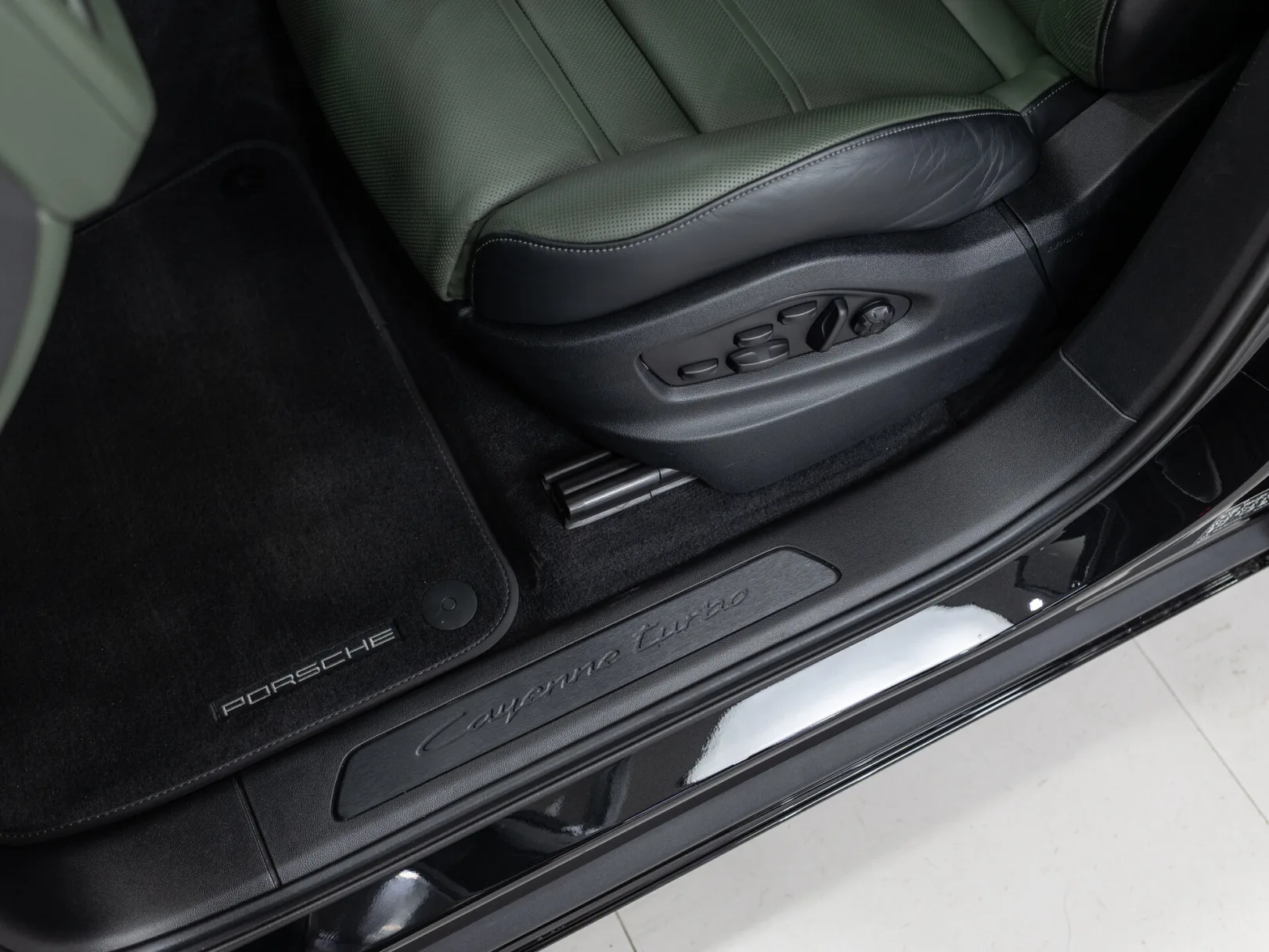 Porsche Cayenne Turbo E-Hybrid Coupé III Рестайлинг, 2024 — экстерьер, фото 12