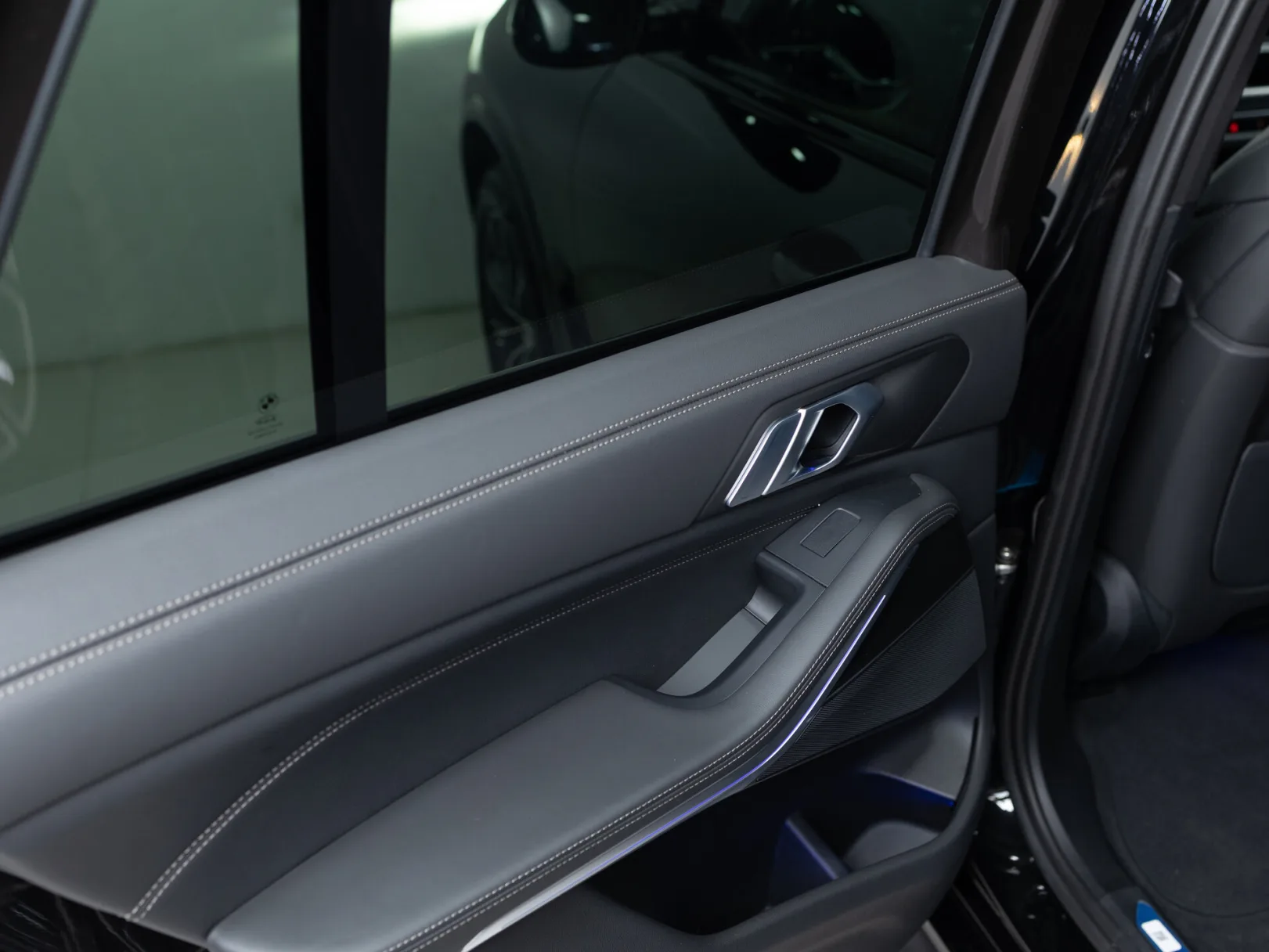 BMW X5 M60i IV (G05/G18) Рестайлинг, 2024 — экстерьер, фото 24