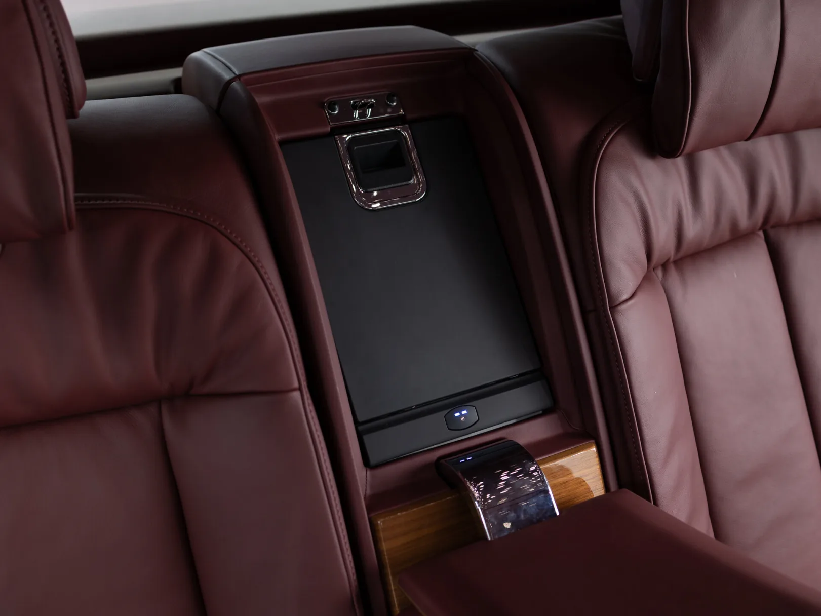 Rolls-Royce Phantom Individual VIII Рестайлинг (Series II), 2024 — экстерьер, фото 14
