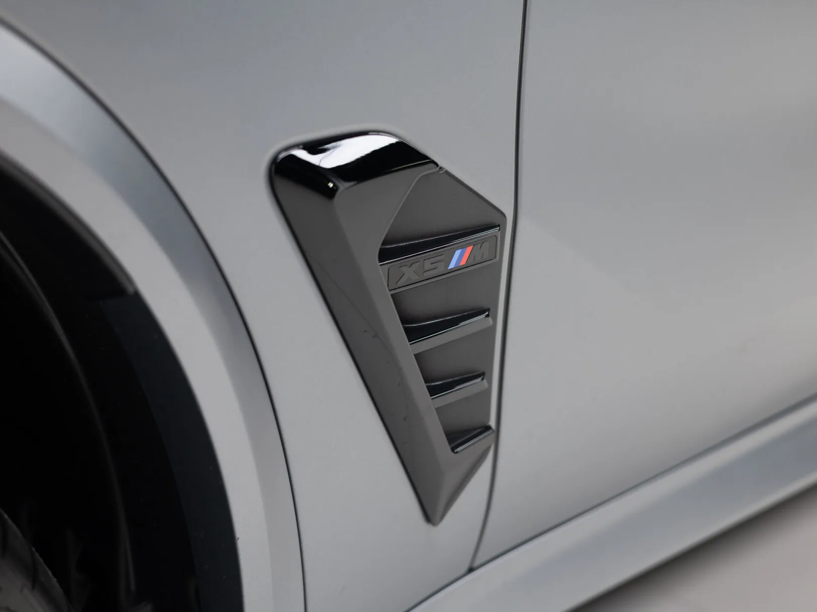 BMW X5 M Competition III (F95) Рестайлинг, 2026 — экстерьер, фото 37