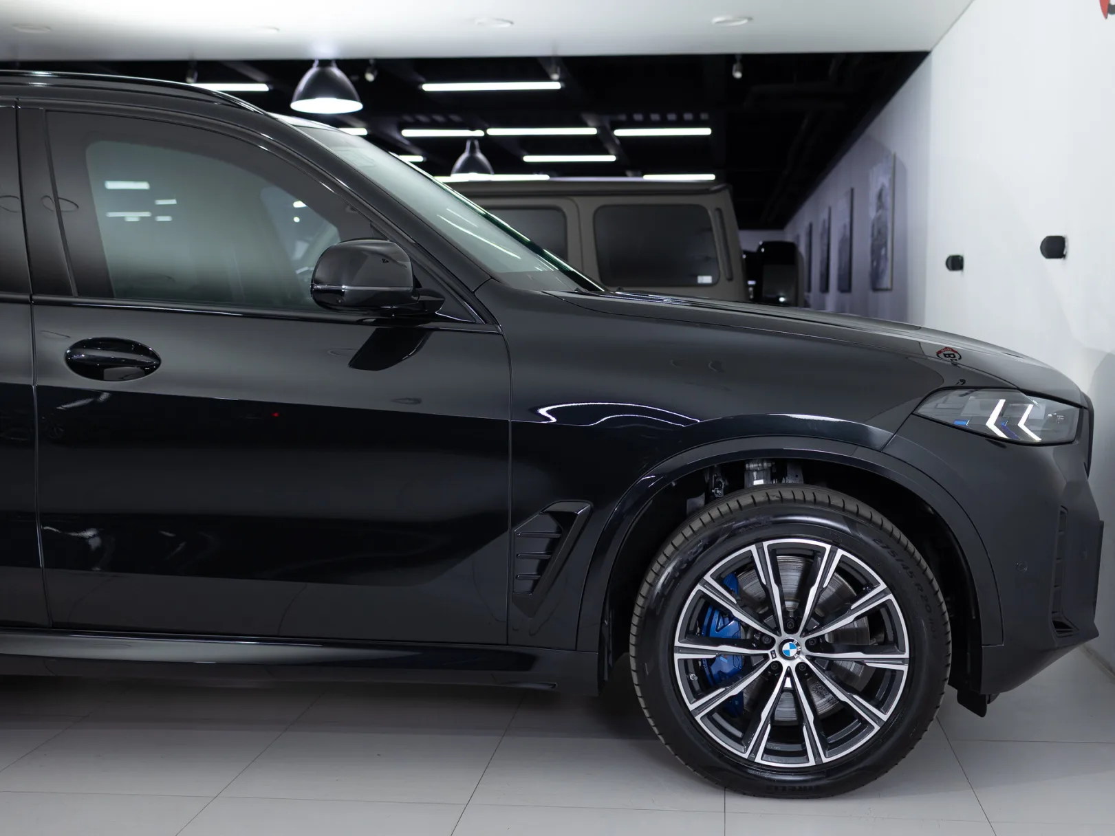 BMW X5 M60i IV (G05/G18) Рестайлинг, 2024 — экстерьер, фото 30