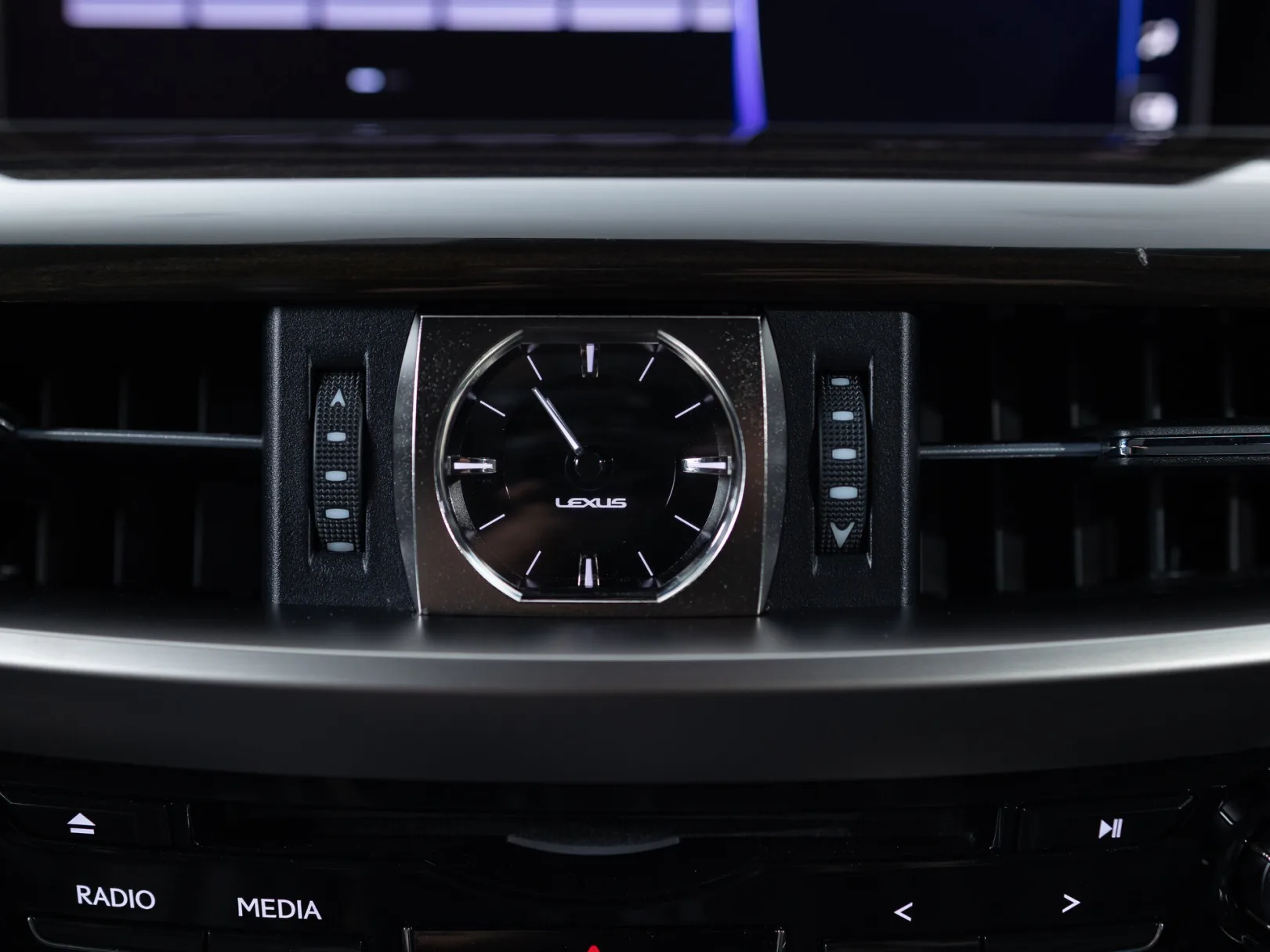 Lexus LX Luxury 21+ III Рестайлинг 2, 2020 — экстерьер, фото 18