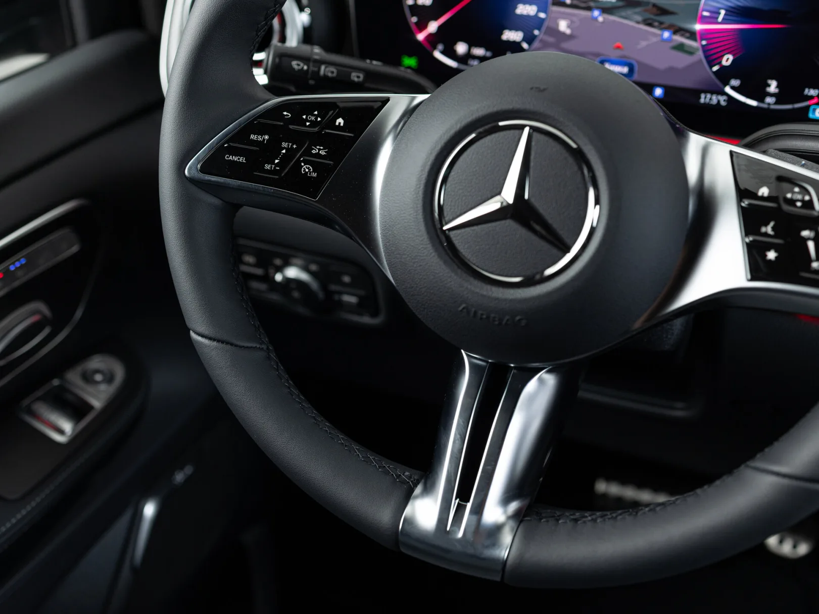 Mercedes-Benz V-Класс Exclusive AMG Line III (W447) Рестайлинг 2, 2025 — экстерьер, фото 15