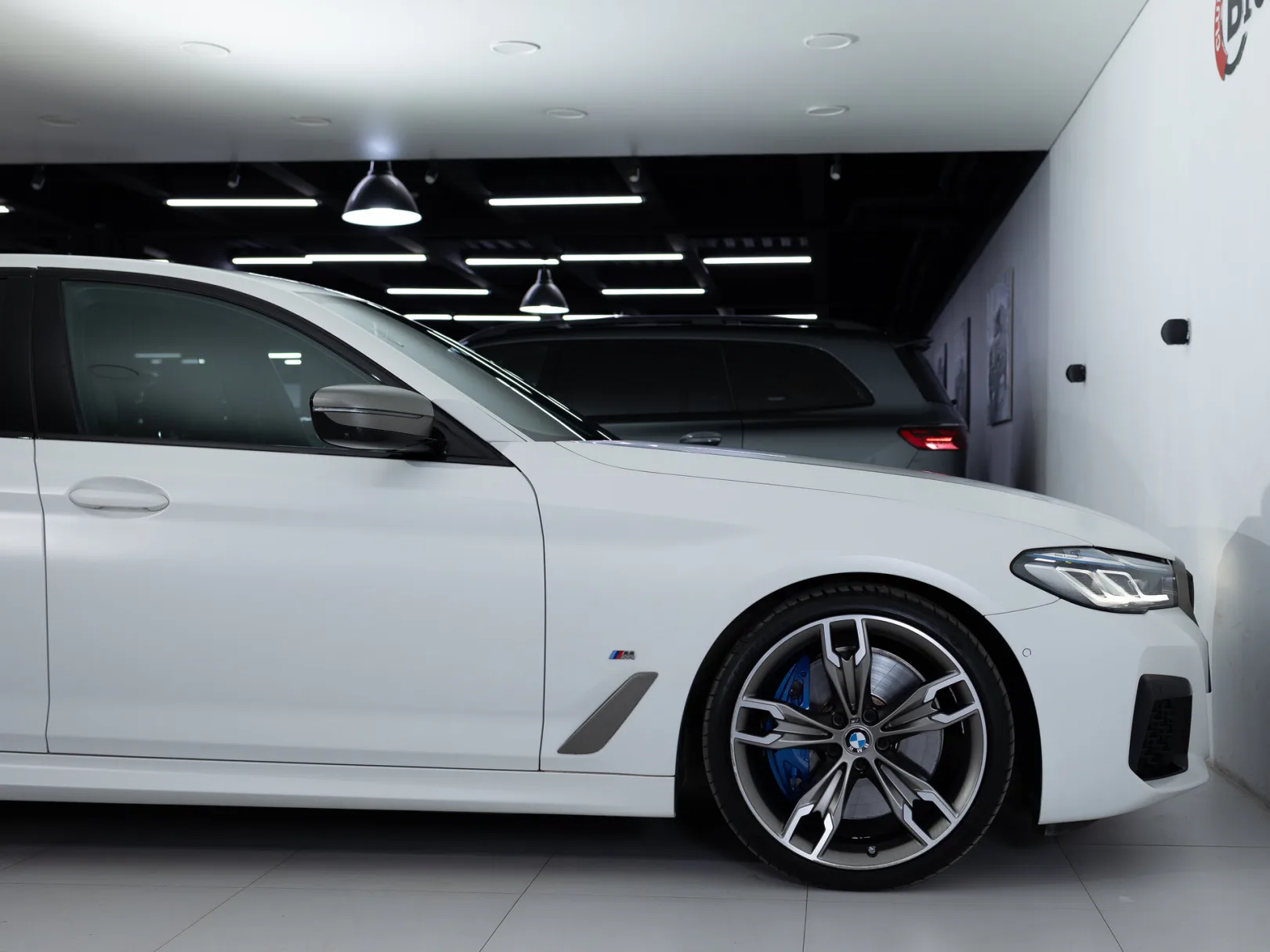 BMW 5 серии M550i xDrive M Special Edition 21 VII (G30/G31/G38) Рестайлинг, 2022 — экстерьер, фото 33