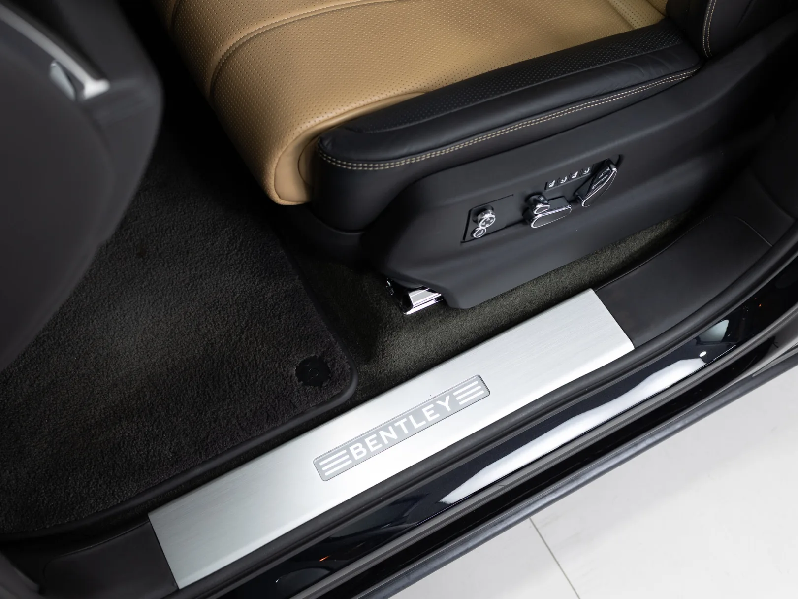 Bentley Bentayga Individual I Рестайлинг, 2022 — экстерьер, фото 12