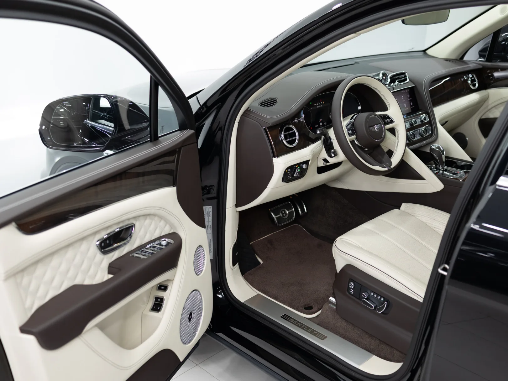 Bentley Bentayga Individual I Рестайлинг, 2022 — экстерьер, фото 7