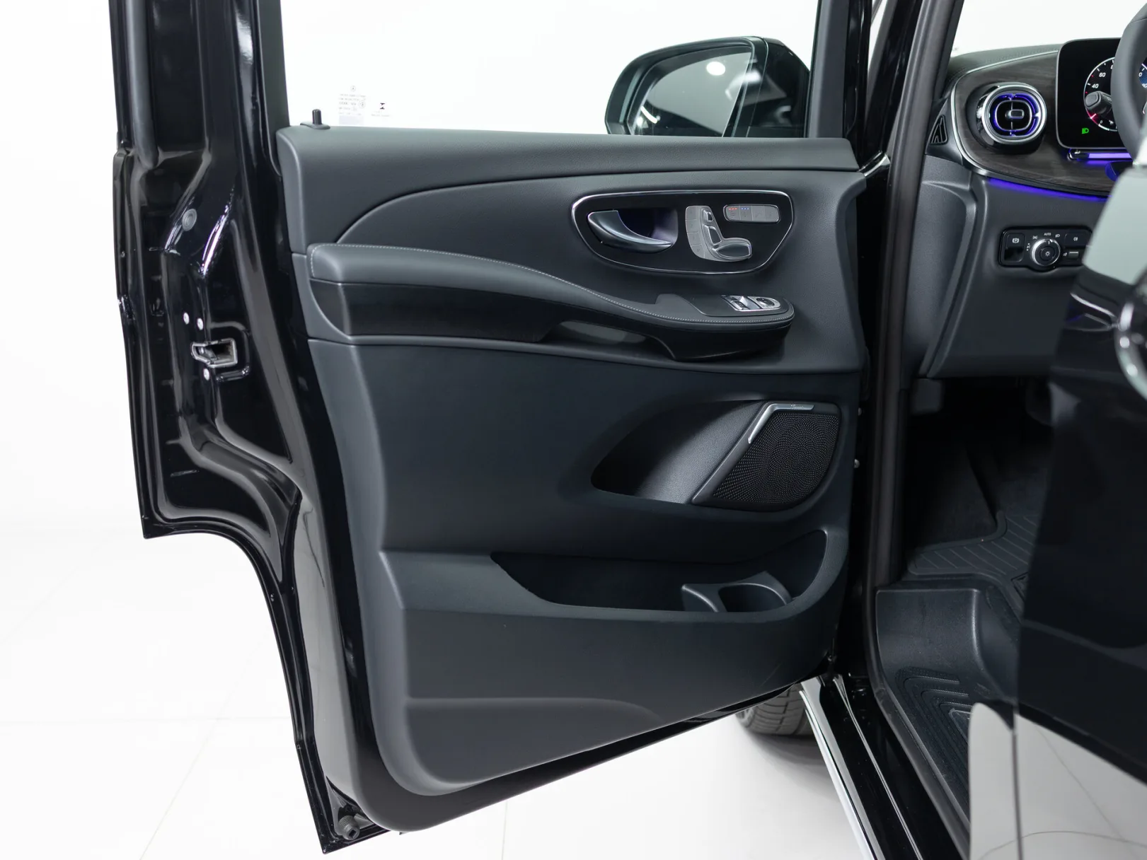 Mercedes-Benz V-Класс Exclusive III (W447) Рестайлинг 2, 2025 — экстерьер, фото 8