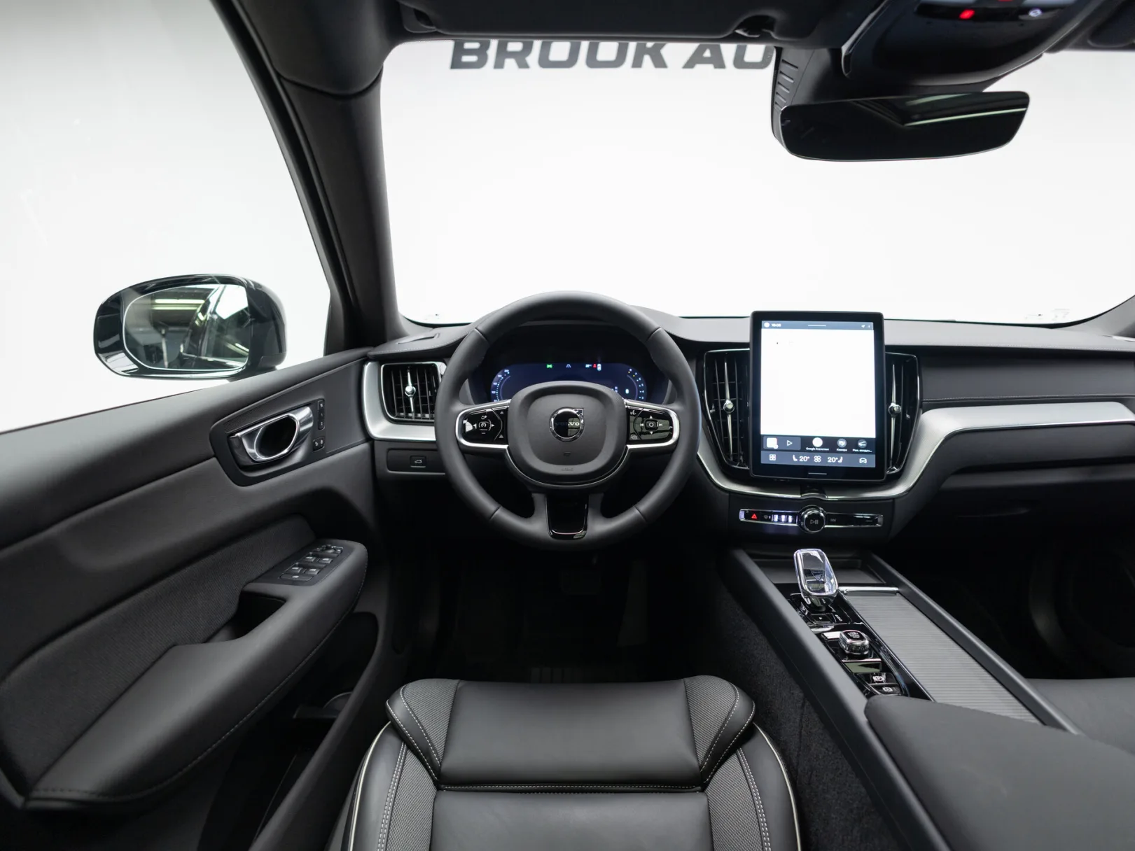 Volvo XC60 Polar Night Black II Рестайлинг 2, 2026 — экстерьер, фото 13