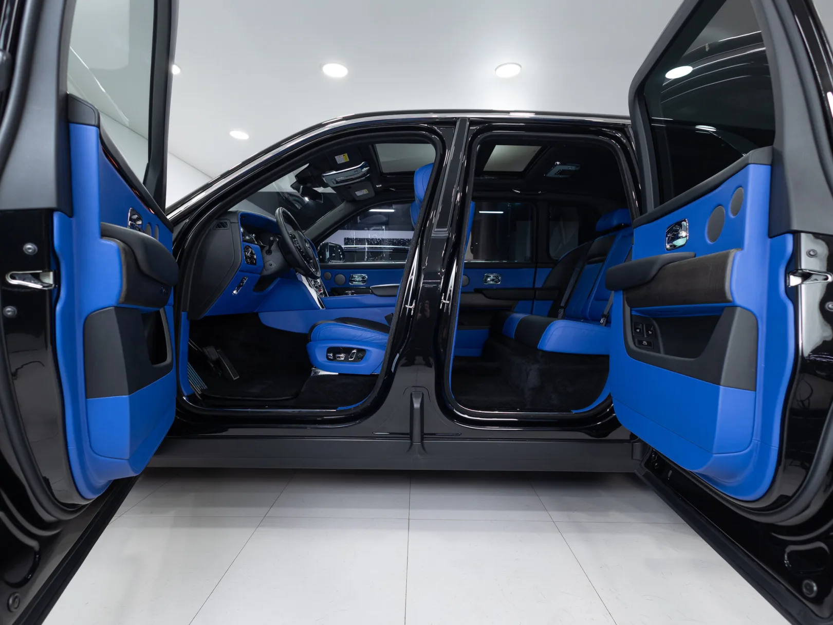 Rolls-Royce Cullinan Individual I (Series I), 2020 — экстерьер, фото 24