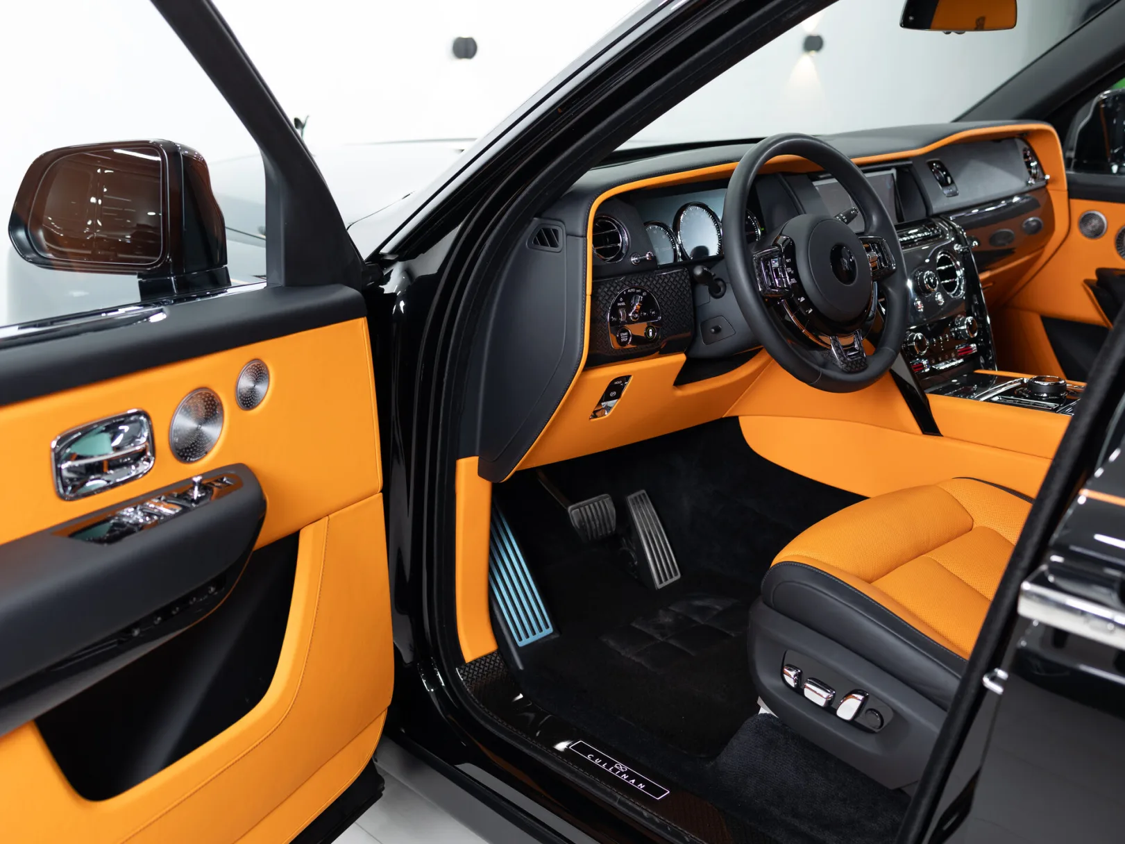 Rolls-Royce Cullinan Individual I (Series I), 2023 — экстерьер, фото 7