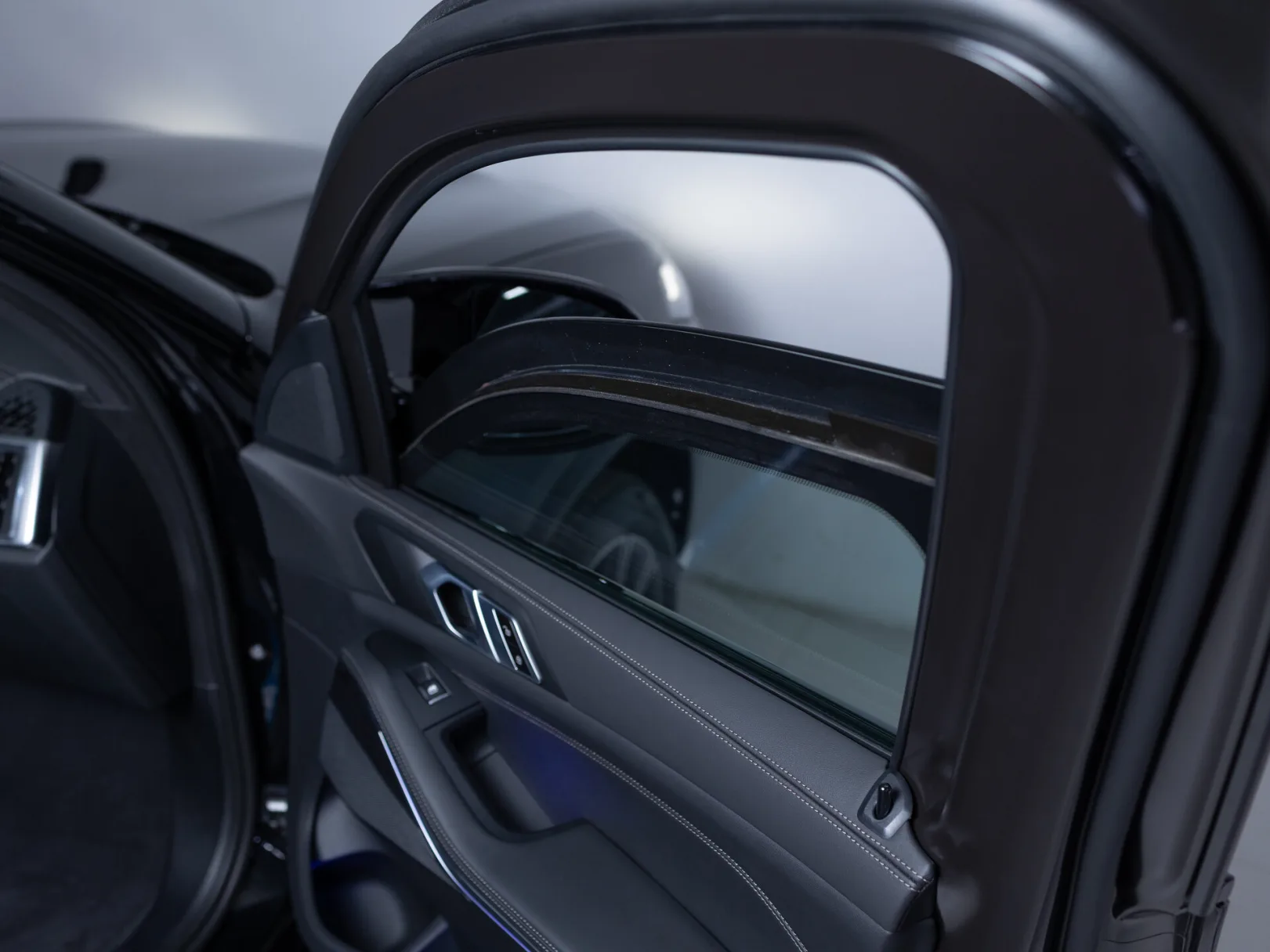 BMW X5 M60i IV (G05/G18) Рестайлинг, 2024 — экстерьер, фото 23