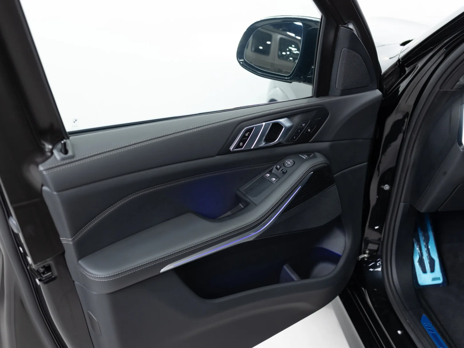 BMW X5 M60i IV (G05/G18) Рестайлинг, 2024 — экстерьер, фото 10