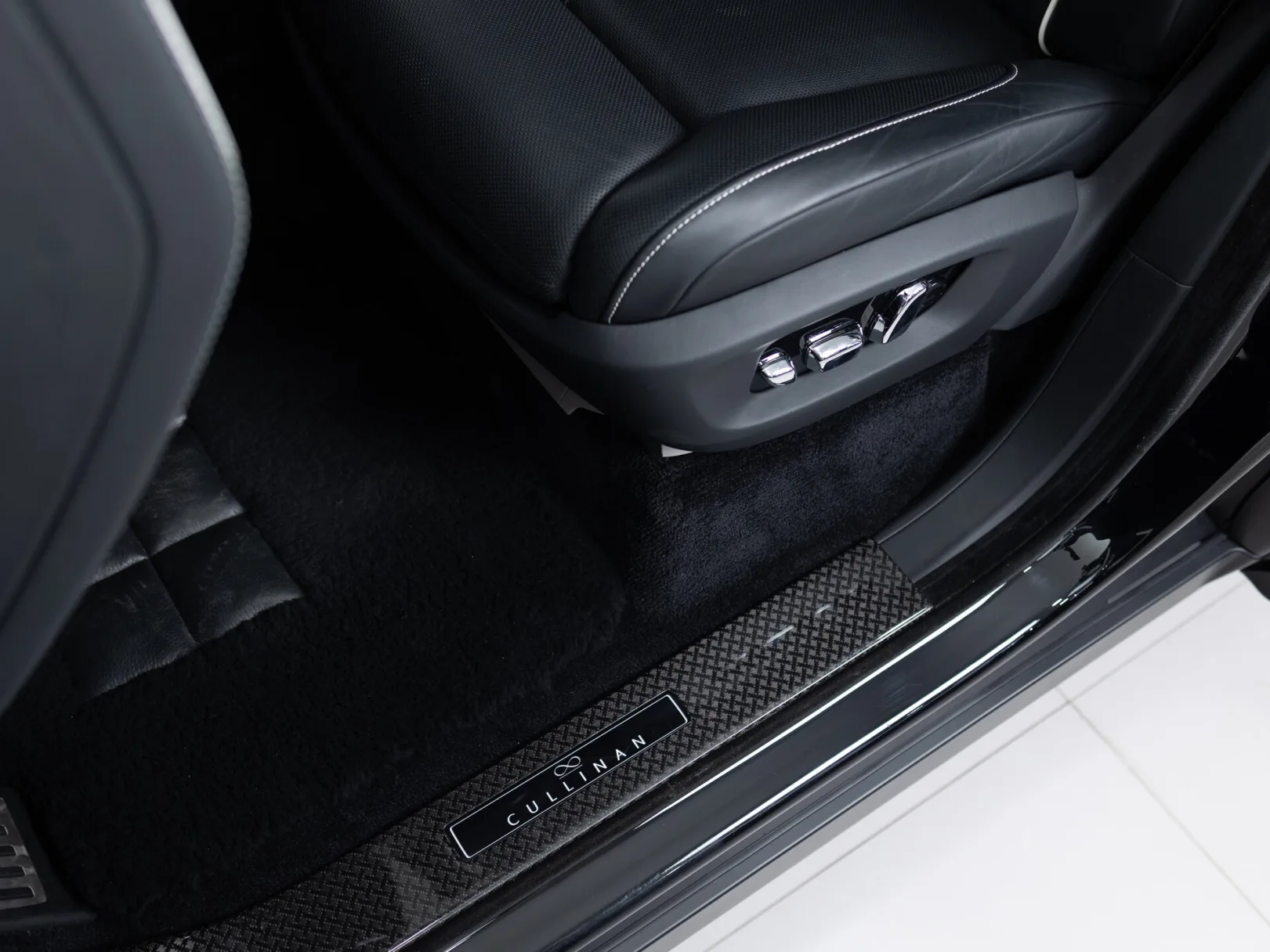 Rolls-Royce Cullinan I (Series I), 2021 — экстерьер, фото 11