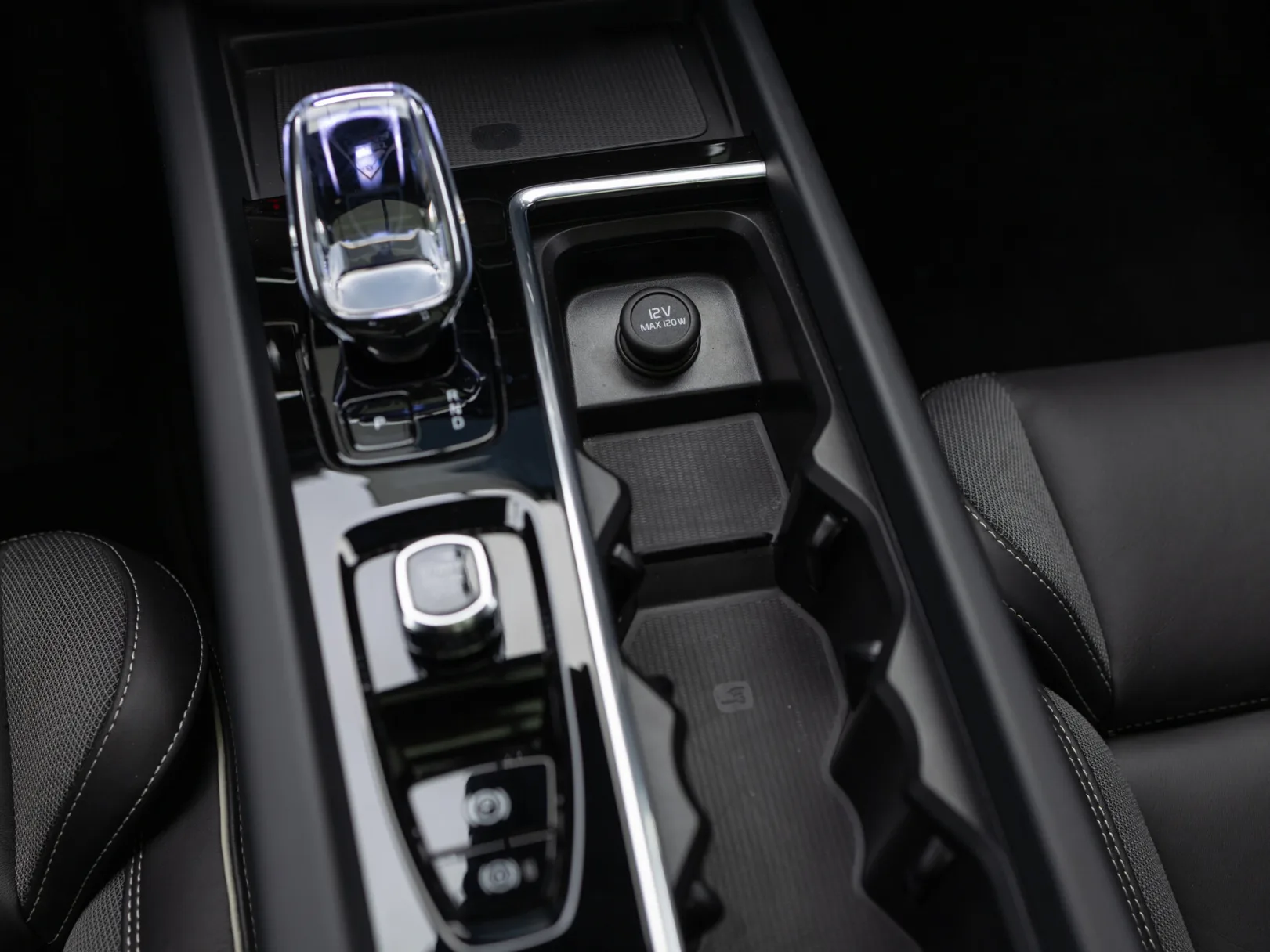 Volvo XC60 Polar Night Black II Рестайлинг 2, 2026 — экстерьер, фото 24