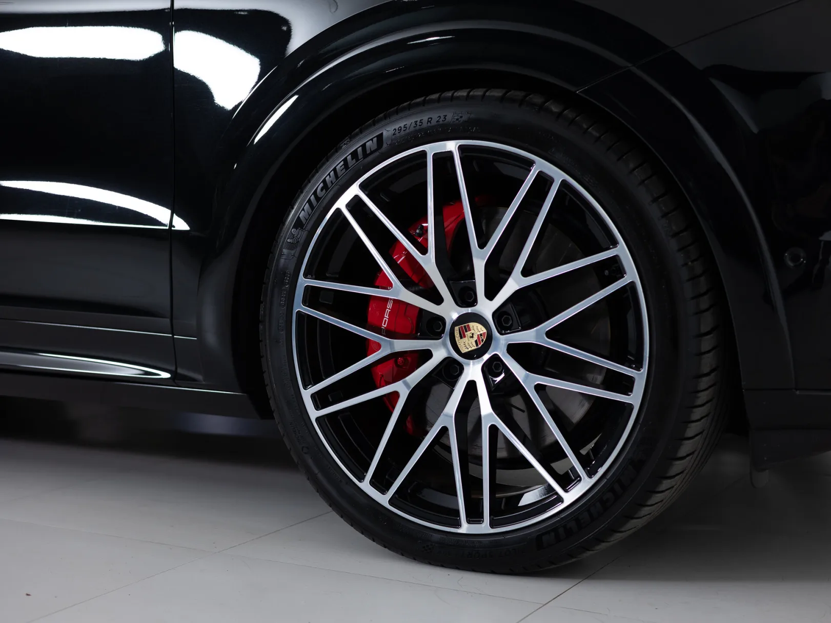 Porsche Cayenne Turbo E-Hybrid Coupé III Рестайлинг, 2024 — экстерьер, фото 37