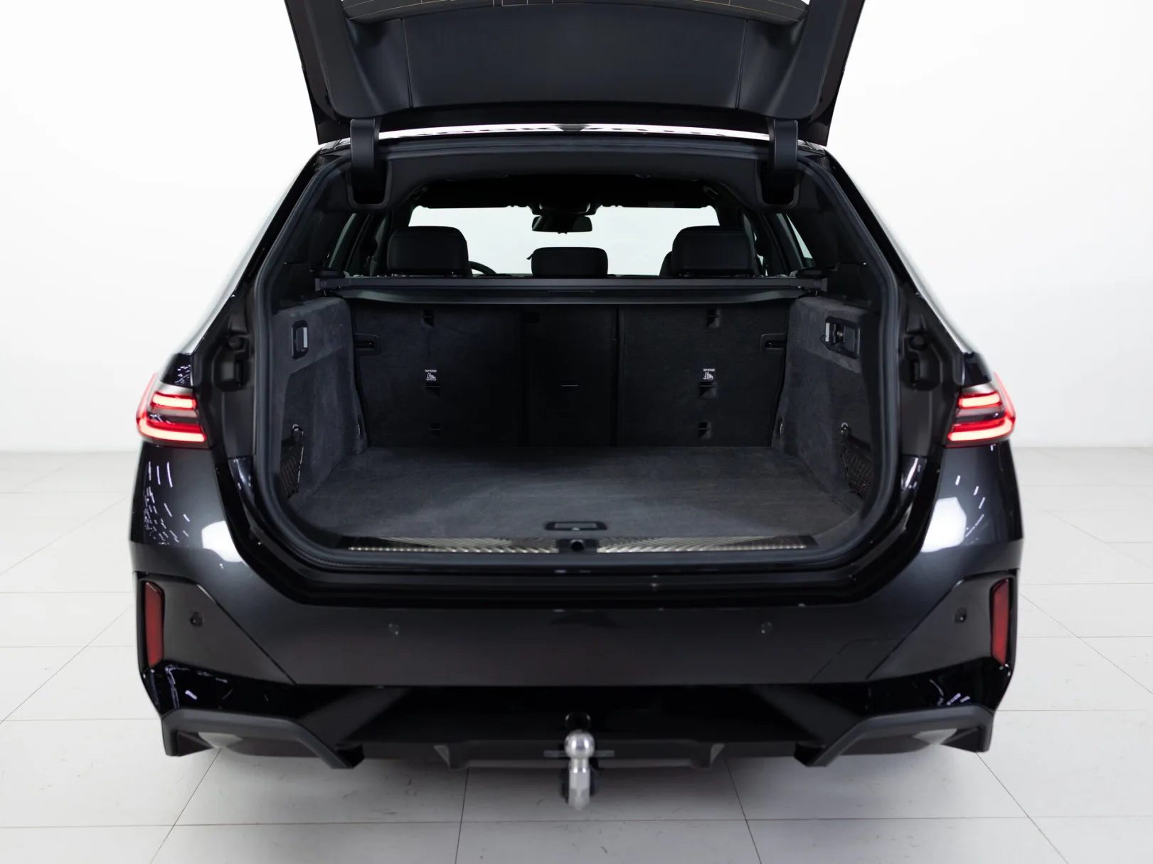 BMW 5 серии 520d xDrive Touring VIII (G60/G61/G68), 2024 — экстерьер, фото 31