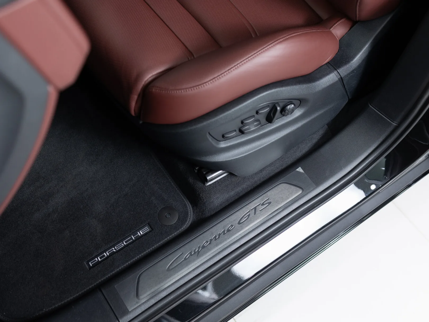 Porsche Cayenne GTS Coupé III Рестайлинг, 2024 — экстерьер, фото 11