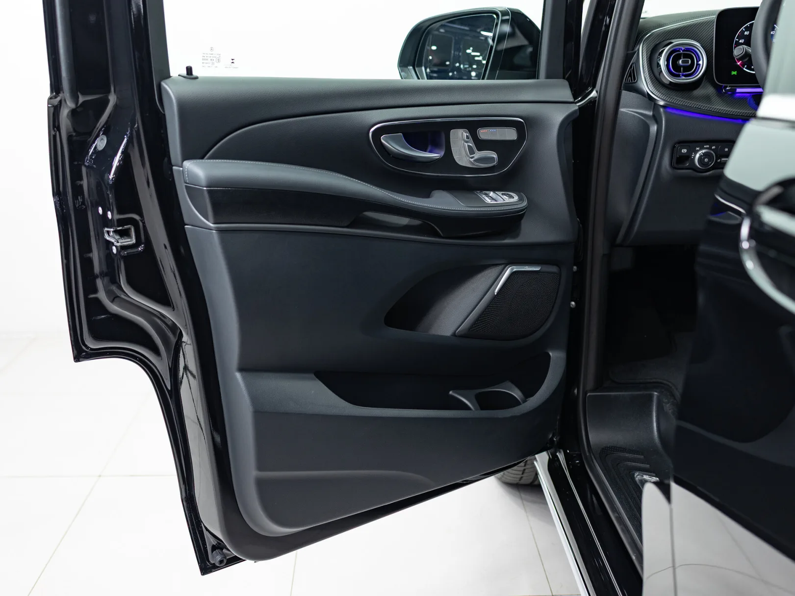 Mercedes-Benz V-Класс Exclusive AMG Line III (W447) Рестайлинг 2, 2024 — экстерьер, фото 8