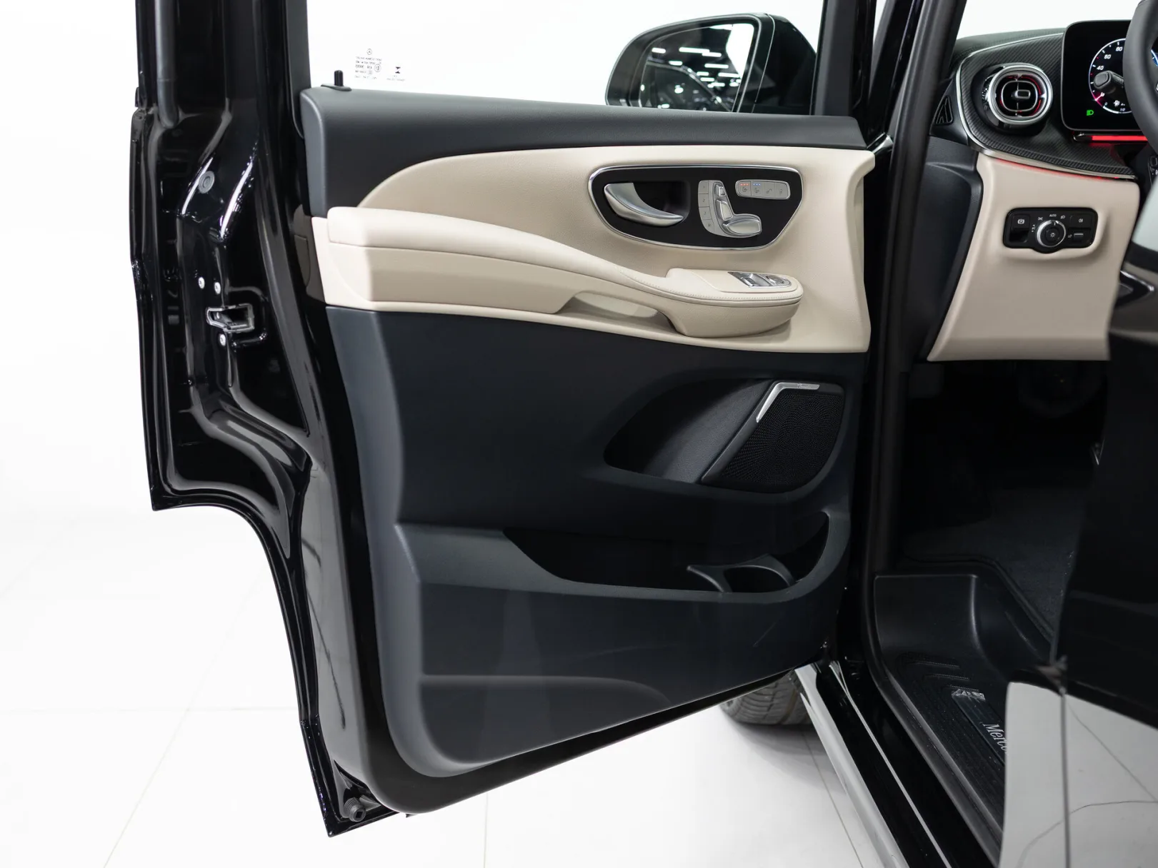 Mercedes-Benz V-Класс Exclusive AMG Line III (W447) Рестайлинг 2, 2025 — экстерьер, фото 8