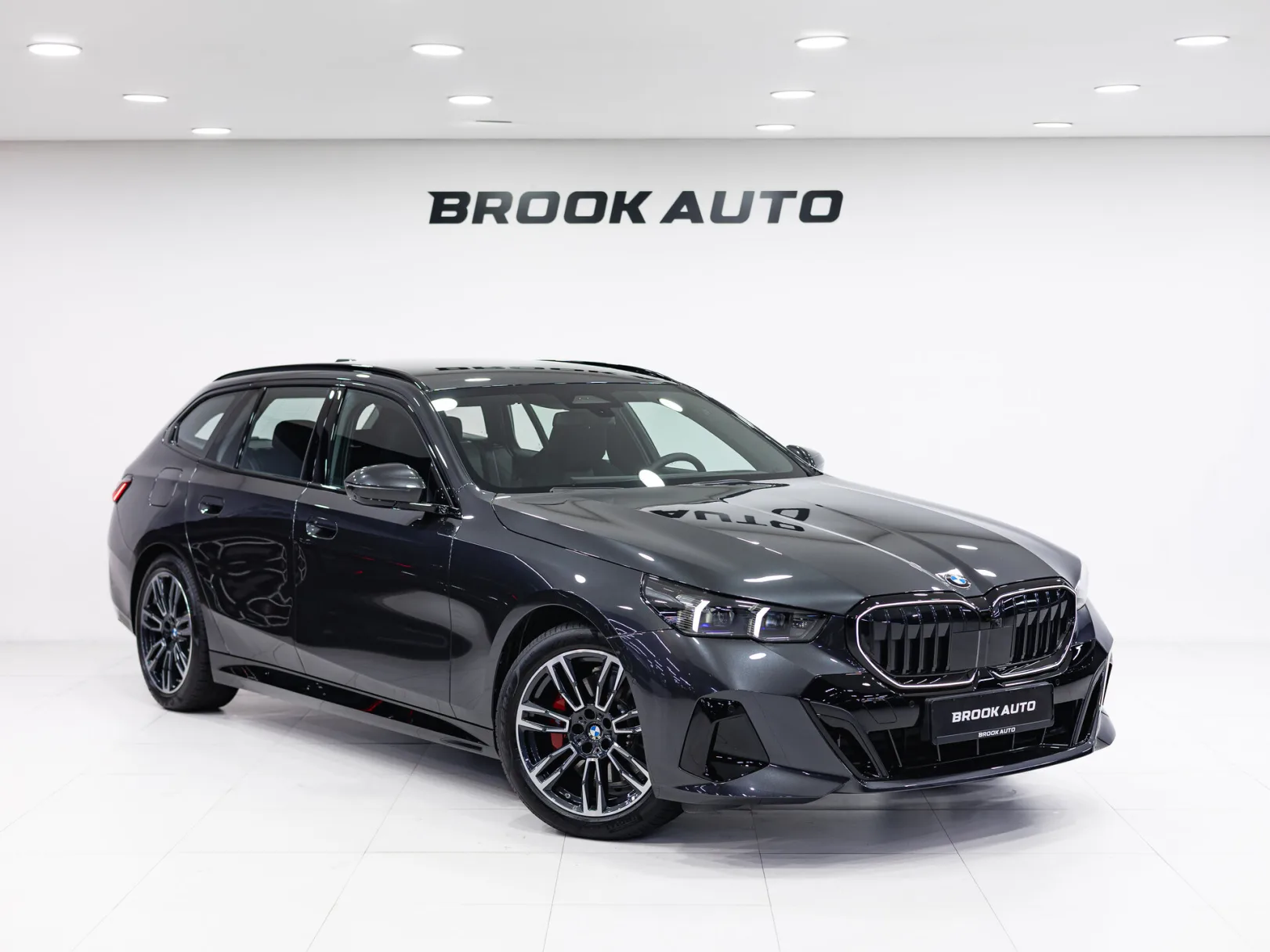 BMW 5 серии 520d xDrive Touring VIII (G60/G61/G68), 2024 — экстерьер, фото 3