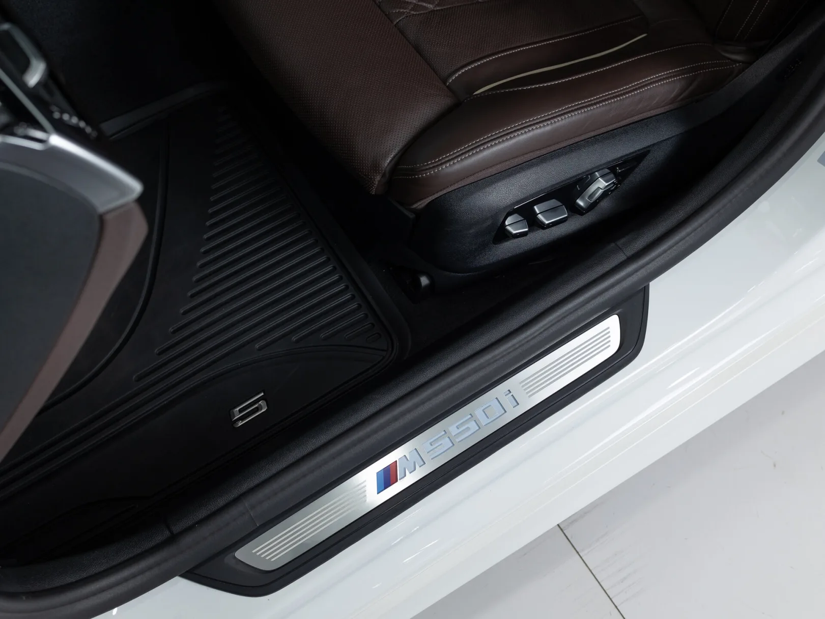 BMW 5 серии M550i xDrive M Special Edition 21 VII (G30/G31/G38) Рестайлинг, 2022 — экстерьер, фото 11