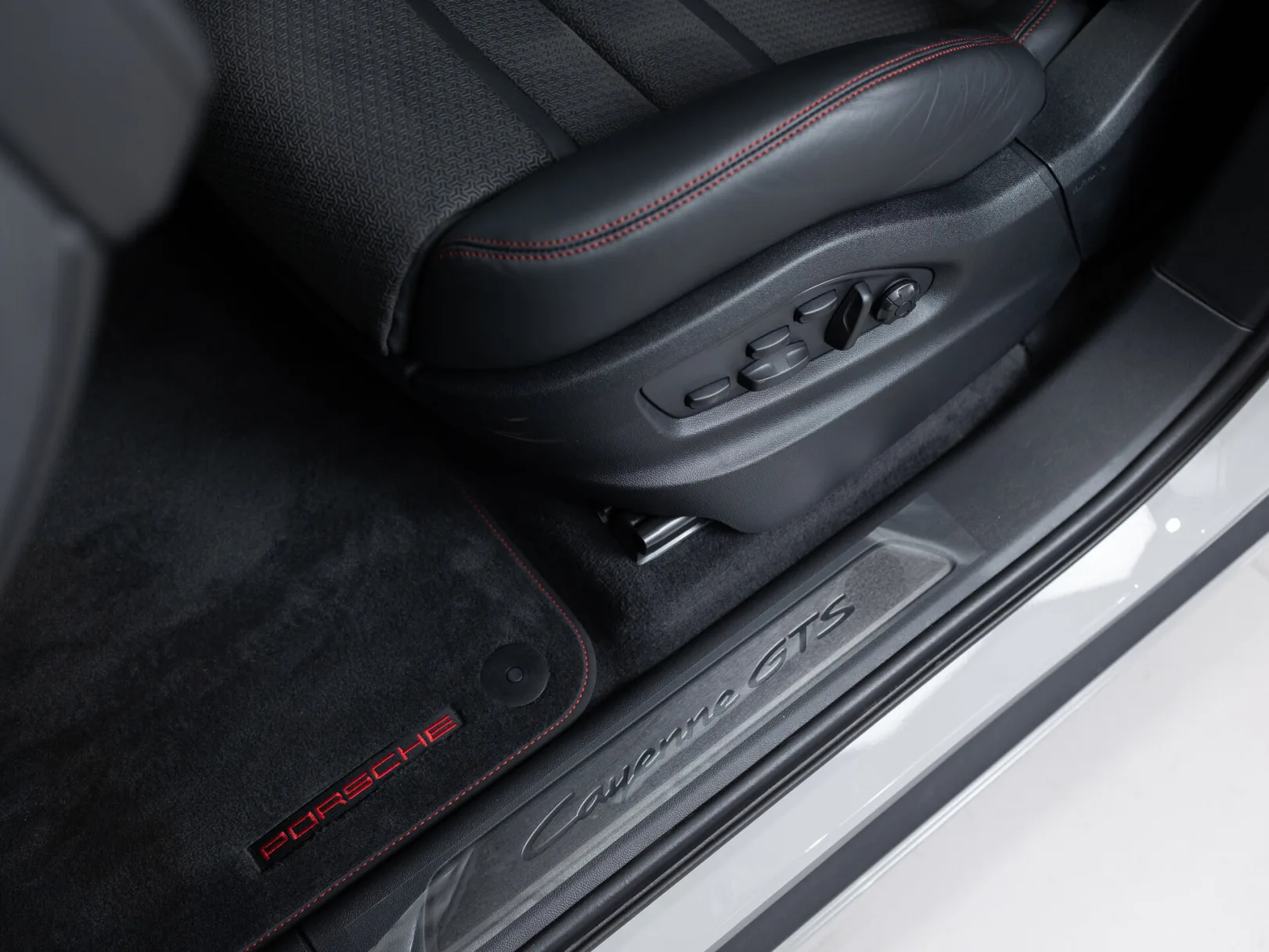 Porsche Cayenne GTS Coupé III Рестайлинг, 2024 — экстерьер, фото 11