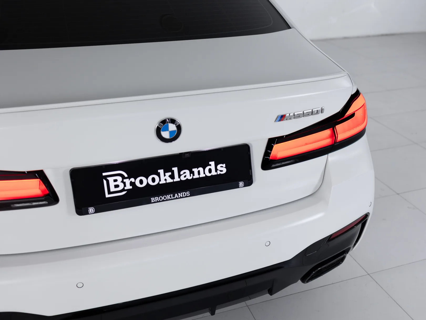 BMW 5 серии M550i xDrive M Special Edition 21 VII (G30/G31/G38) Рестайлинг, 2022 — экстерьер, фото 32