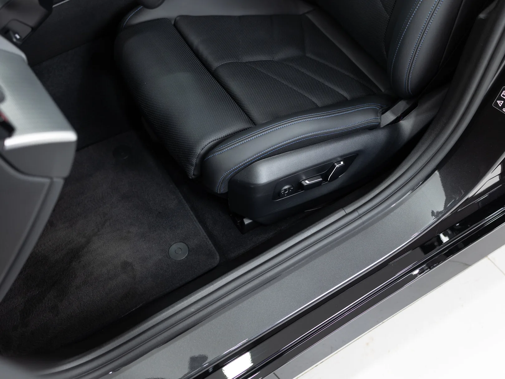 BMW 5 серии 520d xDrive Touring VIII (G60/G61/G68), 2024 — экстерьер, фото 12