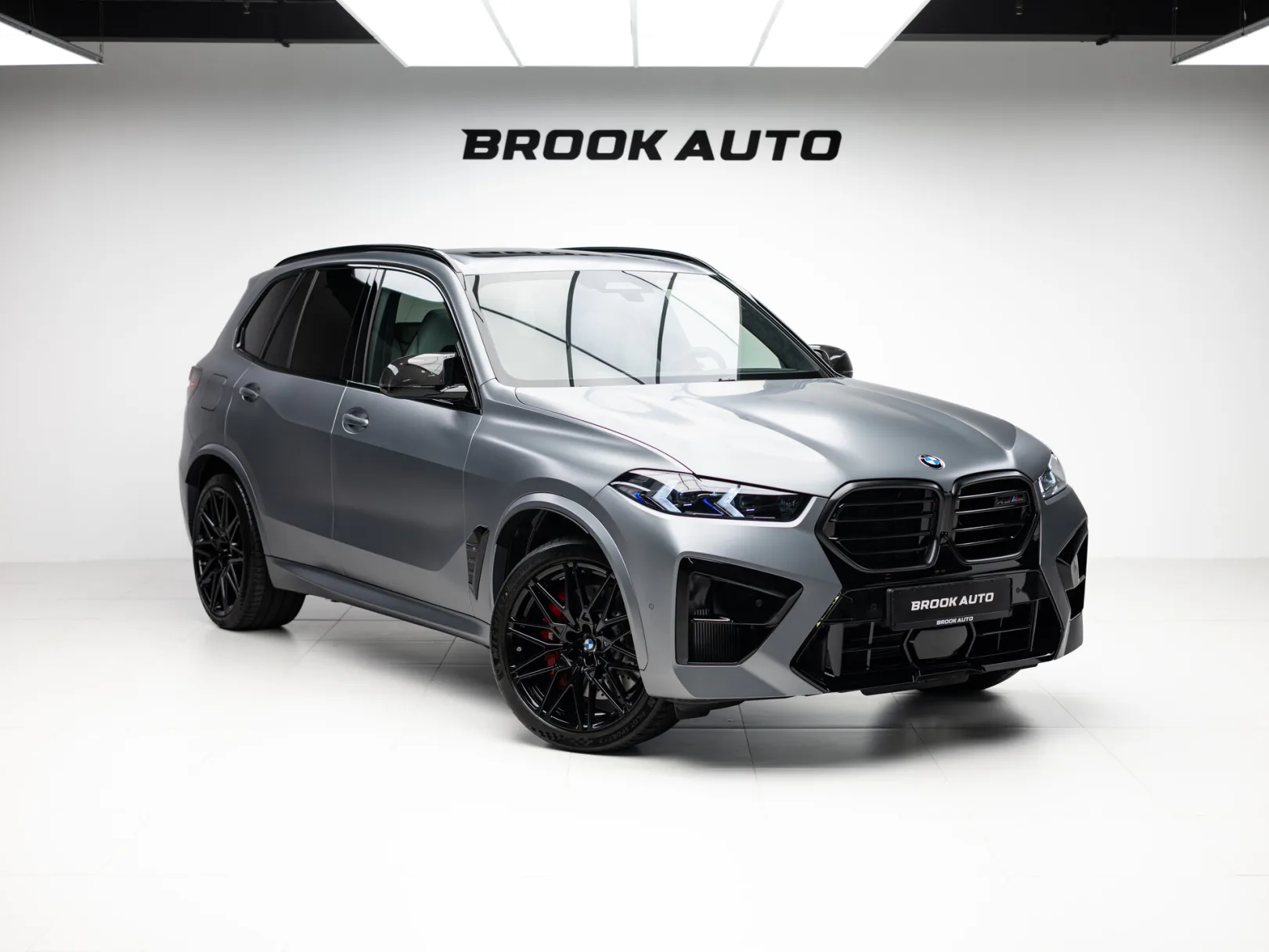 BMW X5 M Competition III (F95) Рестайлинг, 2026 — экстерьер, фото 3