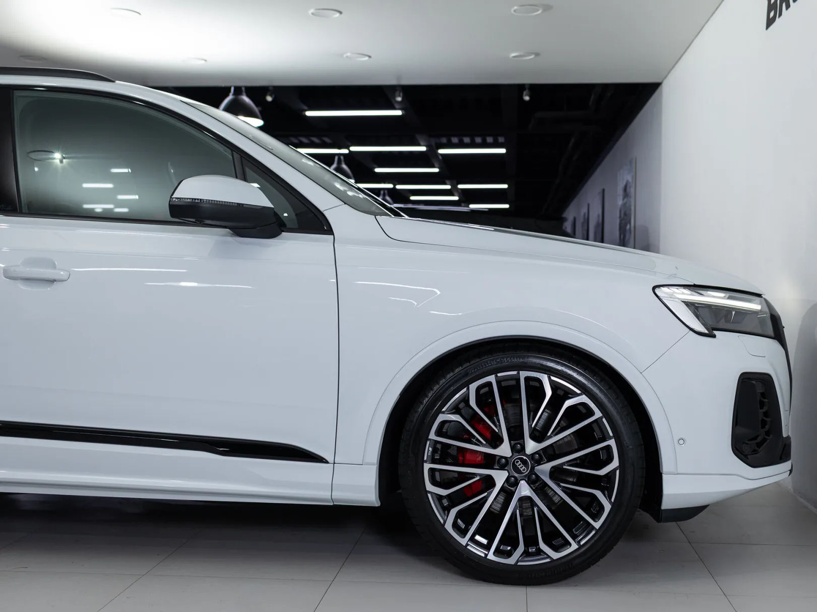 Audi Q7 55 TFSI quattro tiptronic II (4M) Рестайлинг 2, 2024 — экстерьер, фото 31