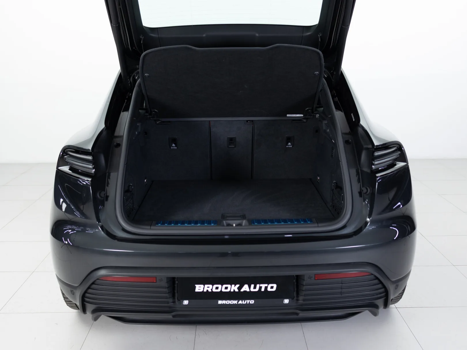 Porsche Macan 4 Electric II, 2025 — экстерьер, фото 33