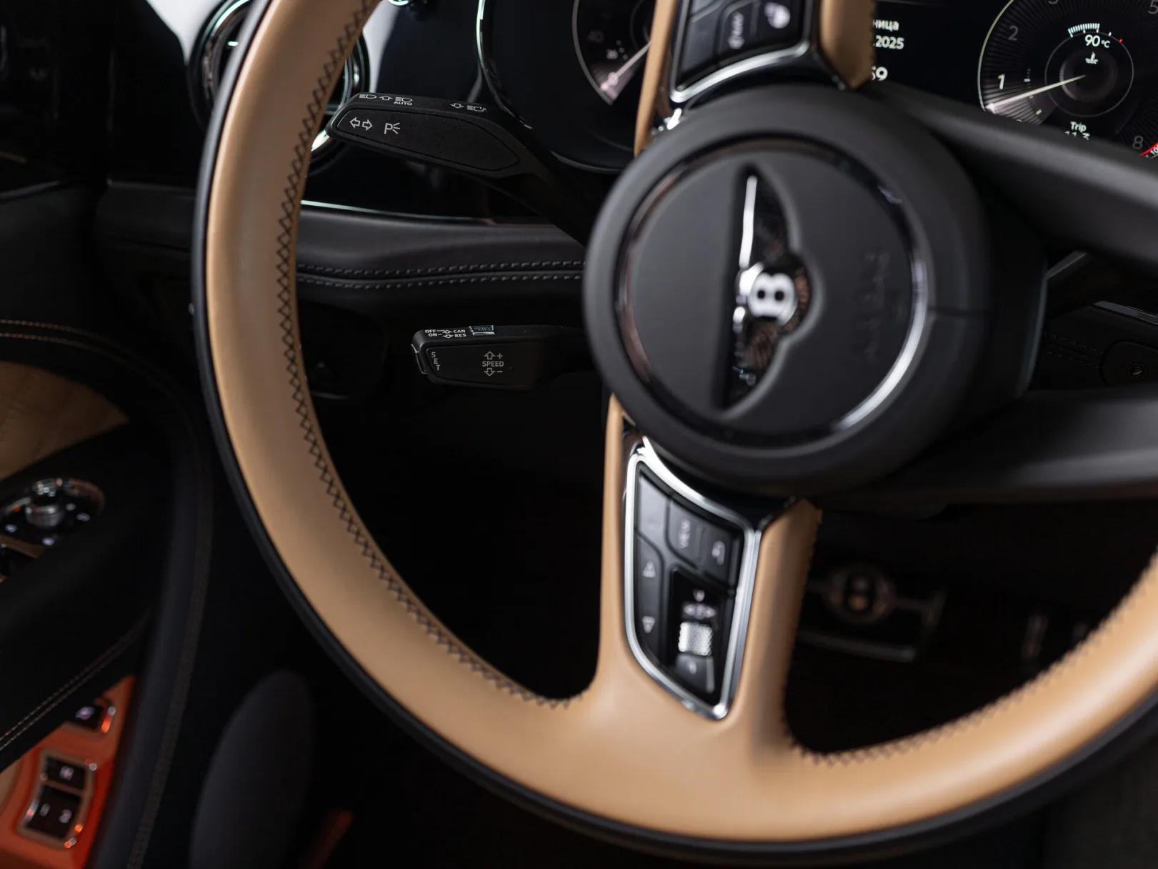 Bentley Bentayga Individual I Рестайлинг, 2022 — экстерьер, фото 15