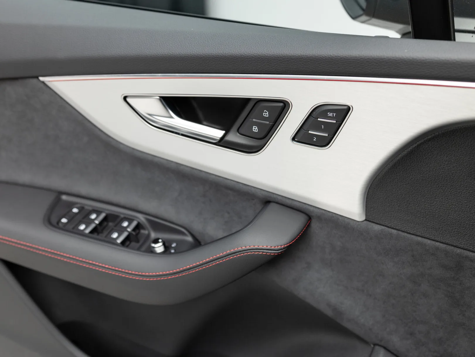 Audi Q7 55 TFSI quattro tiptronic II (4M) Рестайлинг 2, 2024 — экстерьер, фото 9