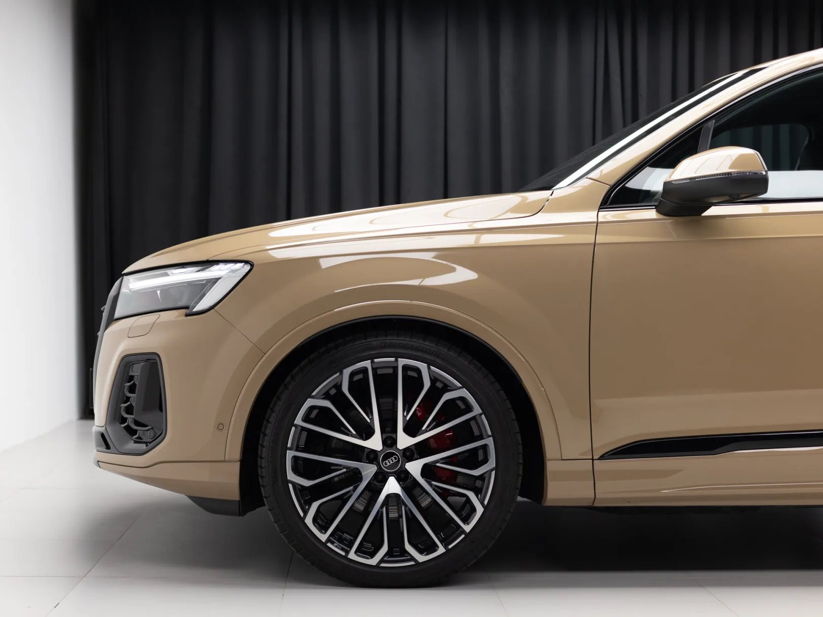 Audi Q7 55 TFSI quattro tiptronic II (4M) Рестайлинг 2, 2024 — экстерьер, фото 39