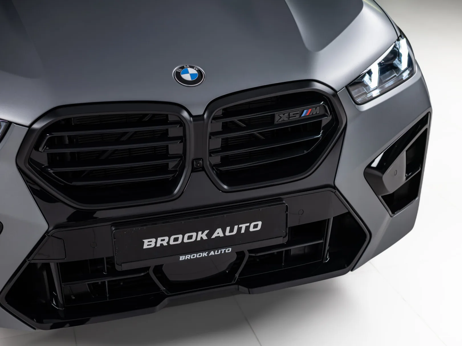 BMW X5 M Competition III (F95) Рестайлинг, 2026 — экстерьер, фото 34