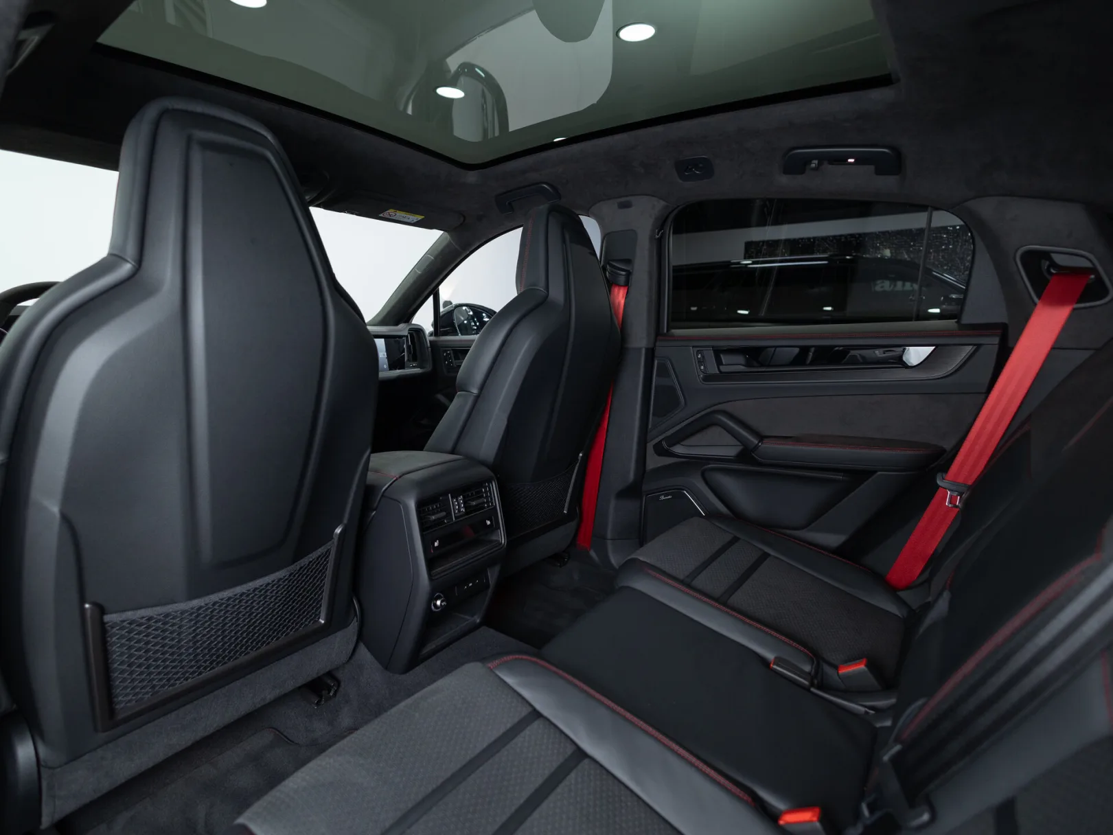 Porsche Cayenne GTS Coupé III Рестайлинг, 2024 — экстерьер, фото 25